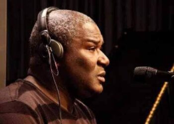 Page noire : le griot Mory Djely Deen Kouyaté rend le micro