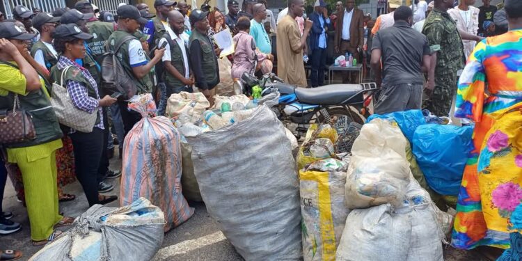 Insalubrité: le Gouvernorat de Conakry lance l’opération “riz contre déchets”