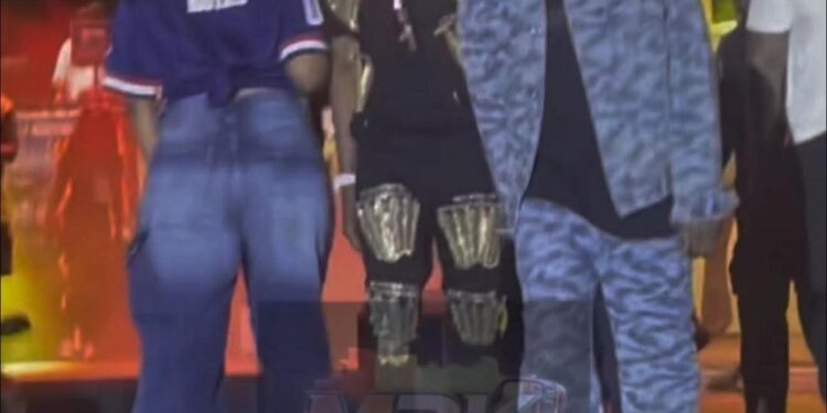 Concert de Sidiki Diabaté: Azaya et Bintou se narguent sur scène