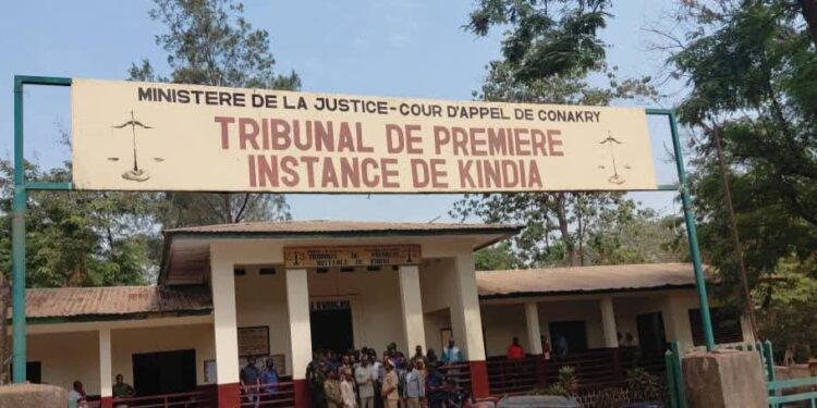 Mort de Diouma Bah: ses camarades élèves manifestent devant le TPI de Kindia