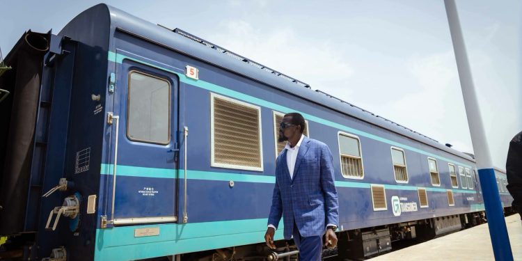 Simandou 2040: le président Doumbouya inaugure le train des voyageurs